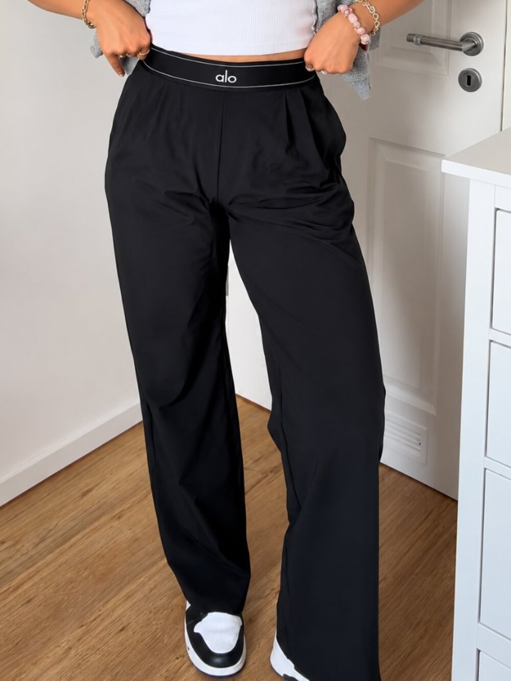 NWT 🖤 Black Alo Yoga Wide Leg Suit Up Pants 😁 High Waisted  |  (30" Inseam) - Picture 8 of 9